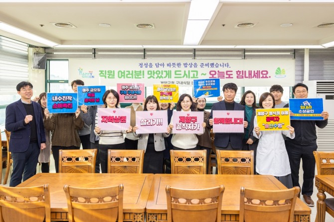 계양구는 매주 금요일을 ‘골목상권 회복, 전 직원 외식의 날’로 지정해 구청구내식당 운영을 잠시 멈추고 공직자가 내수 진작 등 침체된 경기회복에 적극 동참하기로 했다.  사진=계양구