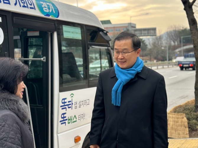 지난20일 이건태 의원이 경기도에서 운영하는출근길'똑버스'를 이용해 버스 이용객과 대화를 하고 있다.   사진=이건태 의원실