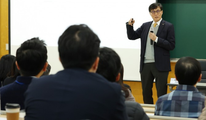 이창용 한국은행 총재가 23일 서울 동대문구 서울시립대 미래관에서 열린 한국국제경제학회 학술대회에서 통합정책 프레임워크를 주제로 기조연설을 하고 있다. 사진=연합뉴스