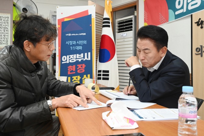 김동근 시장이 지난 20일 의정부2동 주민센터에서 현장시장실을 열고 시민들과 소통하고 있다. 사진=의정부시