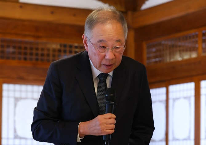 류진 한국경제인협회장이 23일 서울 삼청동 국무총리 공관에서 열린 경제단체 오찬 간담회에서 발언하고 있다. 사진=연합뉴스