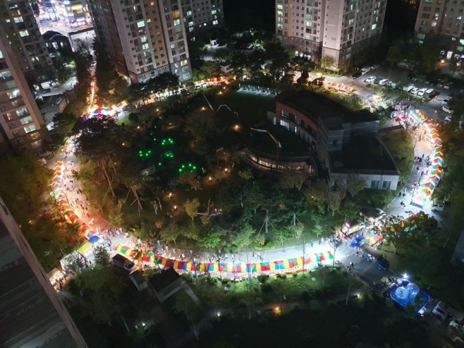 우미건설은 24일 한국부동산원이 실시하는 주거서비스 인증에서 최고 등급인 ‘최우수’를 획득했다고 밝혔다. 충북혁신도시 우미 린스테이 입주민들이 플리마켓 행사를 즐기는 모습. 사진=우미건설