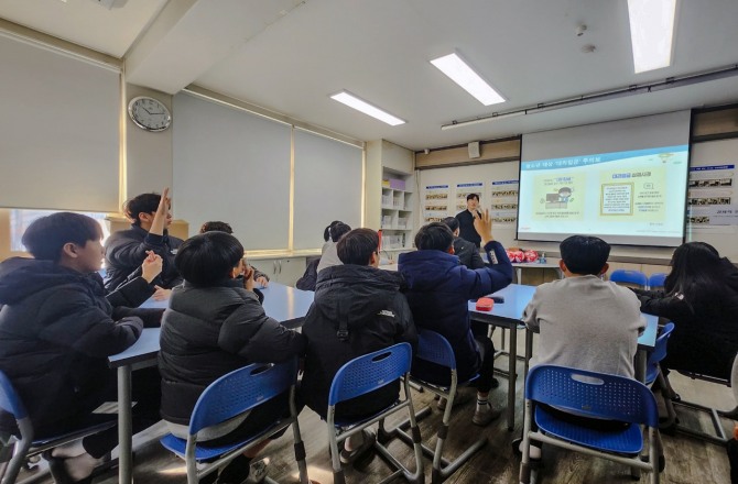 페퍼저축은행이 지난 23일 경기도 가평군에 위치한 가평중학교에서 1사1교 금융교육을 진행했다. 사진=페퍼저축은행