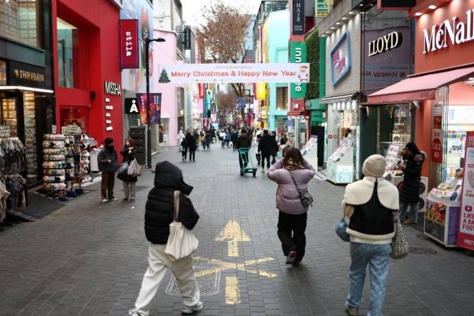 16일 서울 명동 거리가 한산한 가운데 방문객들이 이동하고 있다. 사진=연합뉴스