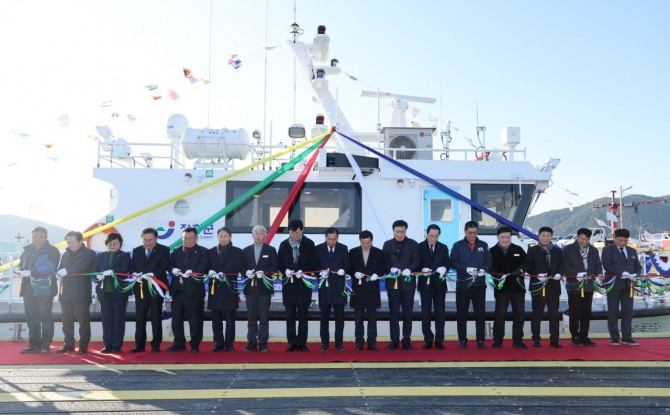 지난 24일 장흥군 회진면 대리항에서 친환경 선박인 알루미늄 30톤급 다목적 행정선 장흥통일호의 취항식이 열리고 있다. 사진=전남 장흥군