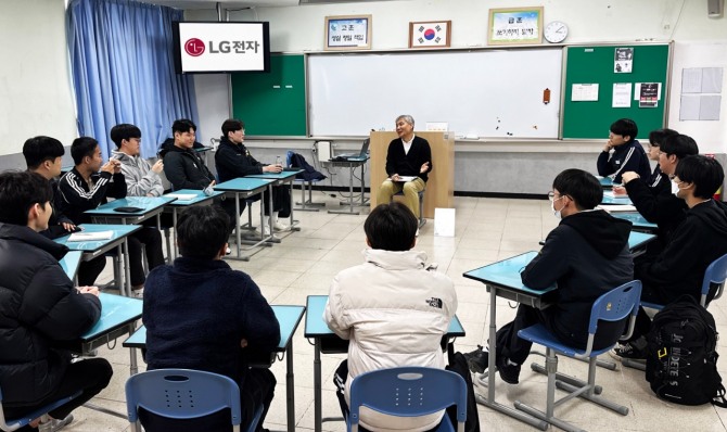 LG전자 임직원이 11월 경남 창원의 창원기계공업고등학교 학생들과 진로 멘토링을 진행 하고 있다. 사진=LG전자