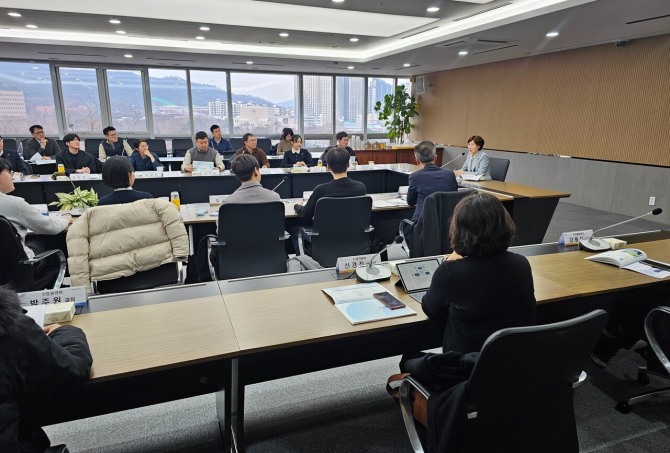 한국수자원공사와 대전시는 23일 대전시청에서 대전을 글로벌 물 산업 허브 도시로 육성하는 계획을 담은 '디지털 물산업 밸리 조성사업' 업무협약을 맺었다. (오른쪽부터) 윤석대 수자원공사 사장, 이장우 대전시장, 최충규 대덕구청장. 사진=수자원공사