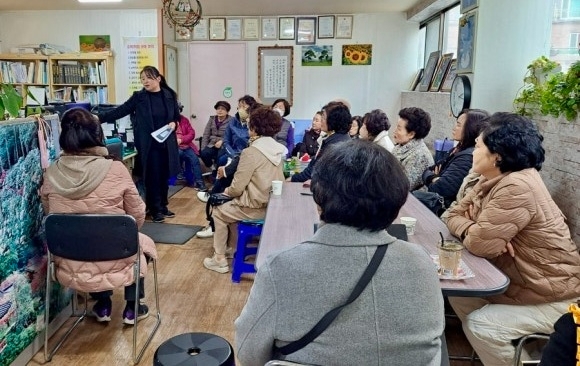 담배소송 항소심 승소를 위한 서명운동 모습. 사진=건보공단 부울경본부