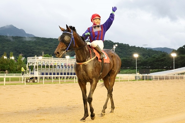 글로벌히트와 김혜선 기수의 농림축산식품부장관배 우승 모습. 사진=한국마사회 렛츠런파크 부산경남