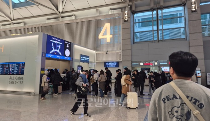 해외여행객들로 붐비는 인천국제공항 출국장 모습. 사진=편슬기 기자