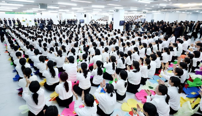 지난 25일 경기도 수원시 장안구 신천지 수원교회에서 '성탄 기념 예배'가 열리고 있다. 사진=신천지예수교회