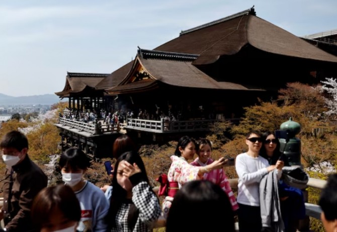 일본 서부 교토의 기요미즈데라(清水寺)에서 한 무리의 관광객. 사진=로이터