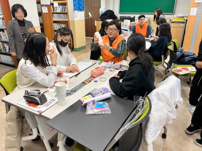 한화에어로스페이스 임직원이 19일 전남 여수 개도중학교에서 '우주항공 과학교실'을 열고 개도중학교 학생들과 함께  지구 환경과 효율을 생각한 지속 가능한 항공우주선을 만들고 있다. 사진=한화에어로스페이스