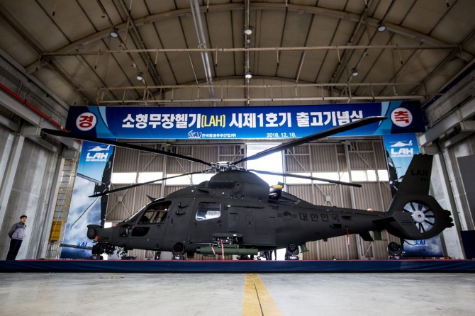 한국항공우주산업(라이트닝 바카라 사이트)가 생산한 소형무장헬기(LAH) '미르온' 양산1호기가 26일 육군에 인도됐다.사진은 2018년 12월 시제 1호기 출고기념식 당시의 모습.사진=KAI 