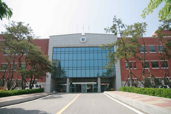 경북도립대학교 본관 전경 