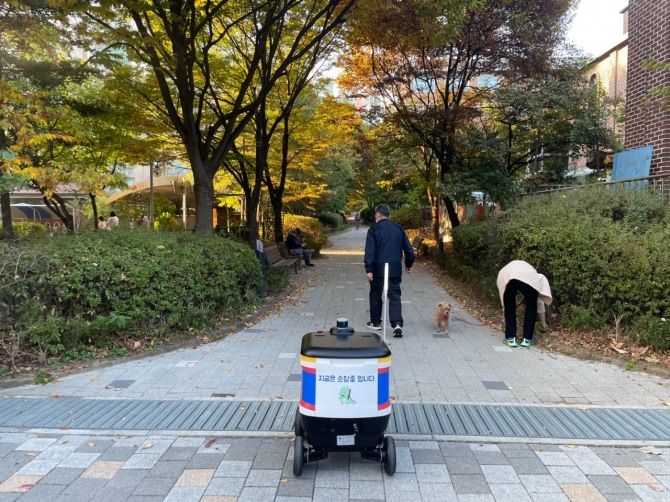 용인시 수지구 신정공원서 규제혁신 로봇 순찰 모습. 사진=용인시산업진흥원