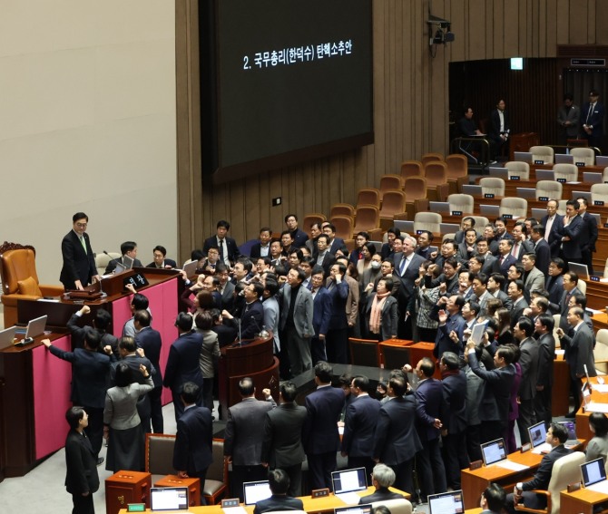 우원식 국회의장이 27일 오후 국회 본회의에서 한덕수 국무총리 탄핵소추안 가결 의결정족수에 대한 설명(재적의원 과반수 찬성)을 하자 국민의힘 의원들이 항의하고 있다. 사진=연합뉴스