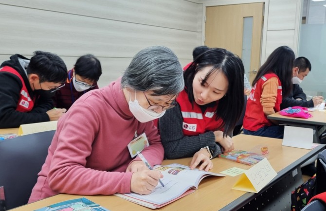 LG전자 임직원 봉사자와 장애인 참가자들이 16일 서울 강남구 충현복지관에서 열린 '쉬운 가전 프로젝트'에 참여하고 있다. 사진=LG전자