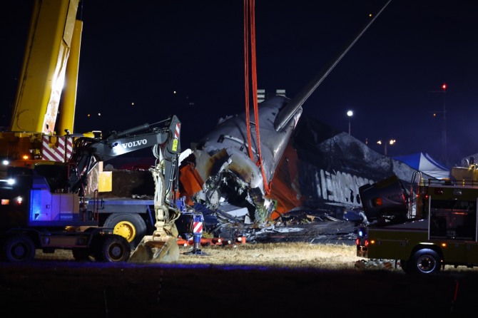 29일 오후 전남 무안군 무안국제공항에서 발생한 제주항공 여객기 충돌 폭발 사고 현장에 파손된 기체 후미가 크레인에 매달려 있다. 사진=연합뉴스