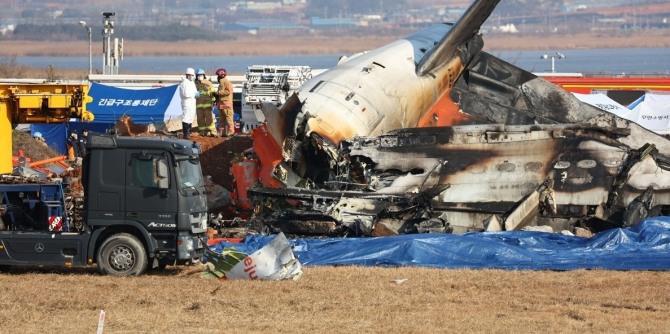  29일 오후 전남 무안군 무안국제공항에서 착륙 도중 충돌 후 폭발한 항공기의 잔해. 사진=연합뉴스