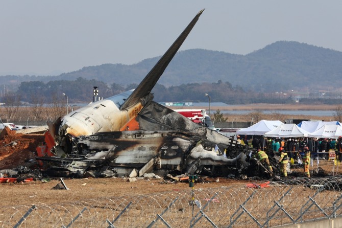 29일 오후 전남 무안군 무안국제공항에서 발생한 항공기 폭발사고 현장에서 소방대원들이 구조작업을 펼치고 있다. 사진=연합뉴스