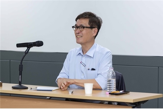 함진규 한국도로공사 사장이 지난 26일 내부통제위원회 회의에서 모두발언을 하고 있다. 사진=도로공사