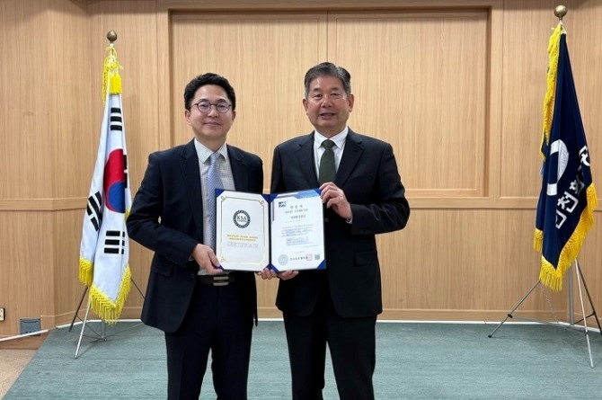 한국표준협회는 인천환경공단에 블라인드 공정채용 인증서를 수여했다. 사진=표준협회