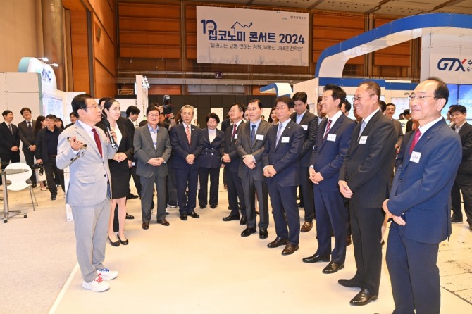 지난 9월 이현재 하남시장이 서울 코엑스에서 열린 '제10회 집코노미 박람회 2024'에 참가해 박상우 국토부 장관, 오세훈 서울시장 등을 만나 캠프콜번과 K-스타월드 사업 추진에 대해 설명하고 있다. 사진=하남시