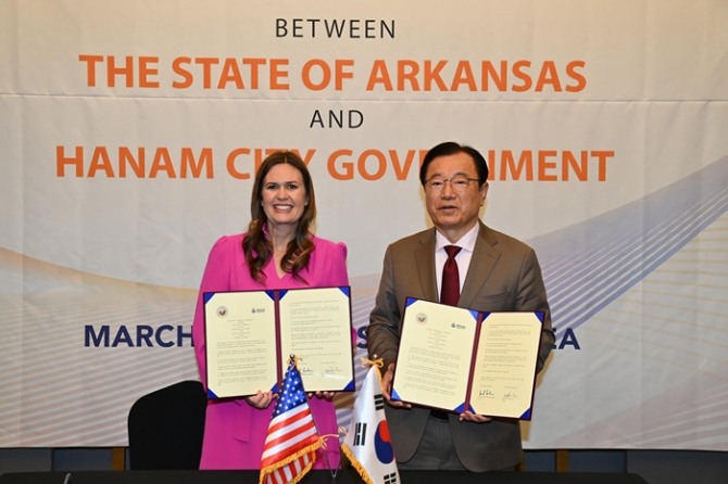 지난 3월 이현재 하남시장이 서울 삼성동 그랜드 인터콘티넨탈 호텔에서 사라 허커비 샌더스 미국 아칸소 주지사와 경제협력을 위한 약정을 체결하고 기념촬영을 하고 있다. 사진=하남시