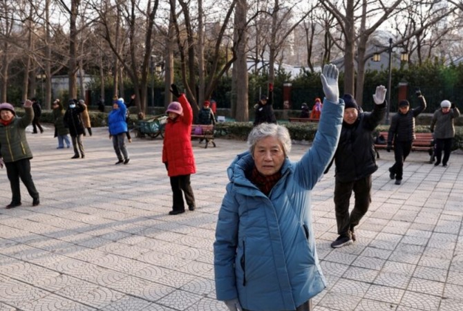 2024년 1월 16일 중국 베이징의 공원에서 춤을 추는 노인들.   사진=로이터