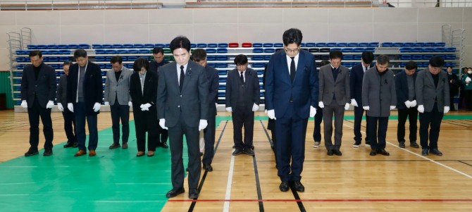 전남교육청 간부들이 30일 오전 청사 내 교육지원센터에 설치된 제주항공 여객기 사고 희생자 합동 분향소에서 희생자를 추모하는 묵념을 올리고 있다. 사진=전남교육청