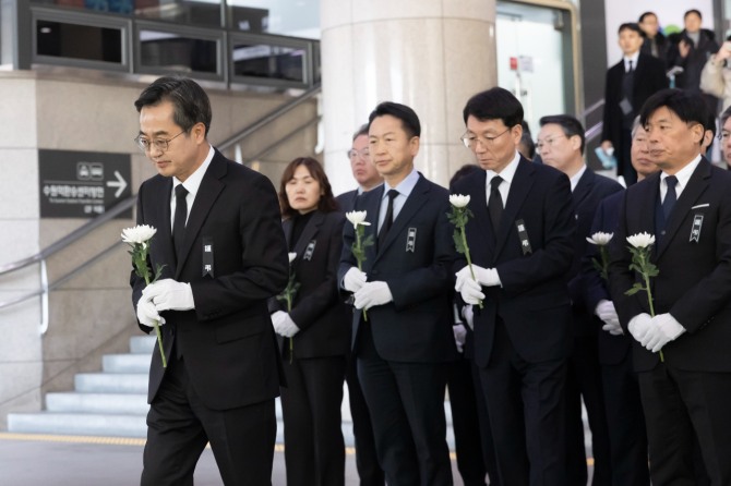 김동연 경기도지사, 31일 제주항공 여객기 사고 희생자 합동분향소 방문. 사진=경기도