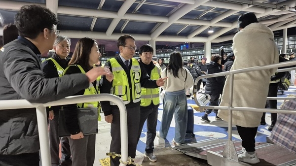 부산항 국제여객터미널 여객선 하선 현장을 점검하고 있는 강준석 부산항만공사 사장(왼쪽에서 네 번째). 사진=부산항만공사