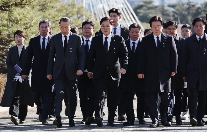 우원식 국회의장(앞줄 가운데)과 국민의힘 권영세 비상대책위원장(왼쪽), 더불어민주당 이재명 대표가 31일 오후 서울 여의도 국회에 마련된 제주항공 여객기 사고 희생자 합동 분향소를 조문한 뒤 회동 장소인 국회의장실로 이동하고 있다. 사진=연합뉴스