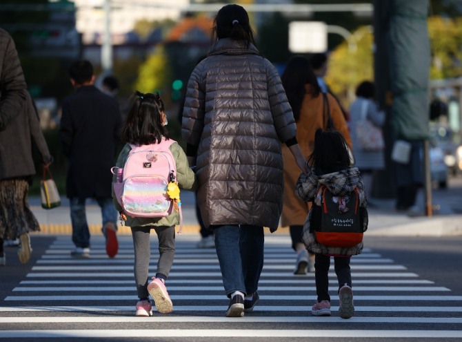 새해부터 다자녀 가구의 기준이 3자녀에서 2자녀로 완화되고 자동차 취득세의 50%를 감면받는다. 사진=연합뉴스