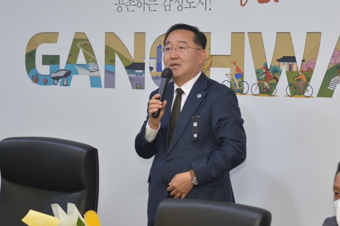 2일 김학범 인천 강화군 부군수가 “공직생활 동안 쌓아온 근무경험을 토대로 직원들과 소통하고 화합하며 지역 발전과 군민 삶의 질 향상에 최선을 다하겠다”며 포부를 밝히고 있다.  사진=강화군