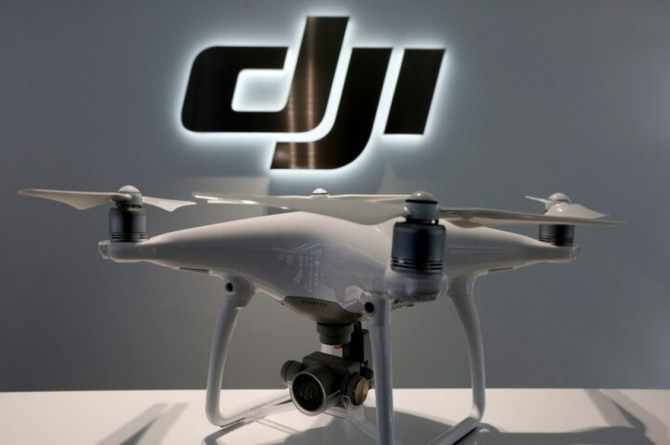 세계 최대 드론 제조업체 DJI 로고와 드론 모습. 사진=로이터