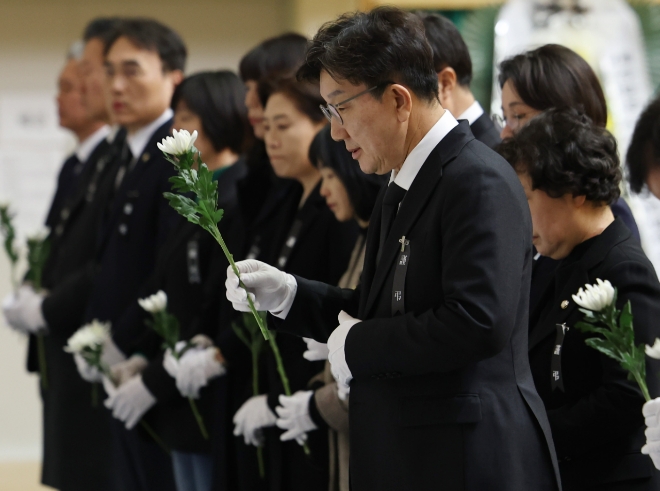 국민의힘 권성동 원내대표와 의원들이 1일 전남 무안군 무안종합스포츠파크에 마련된 제주항공 참사 합동분향소를 찾아 조문하고 있다. 사진=연합