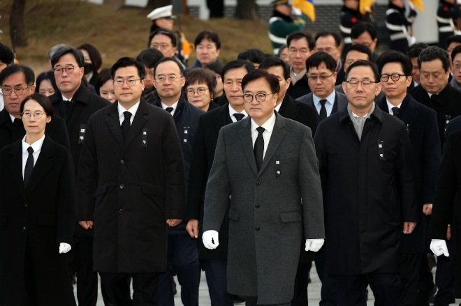 우원식 국회의장이 1일 오전 서울국립현충원을 찾아 현충탑으로 향하고 있다. 사진=연합