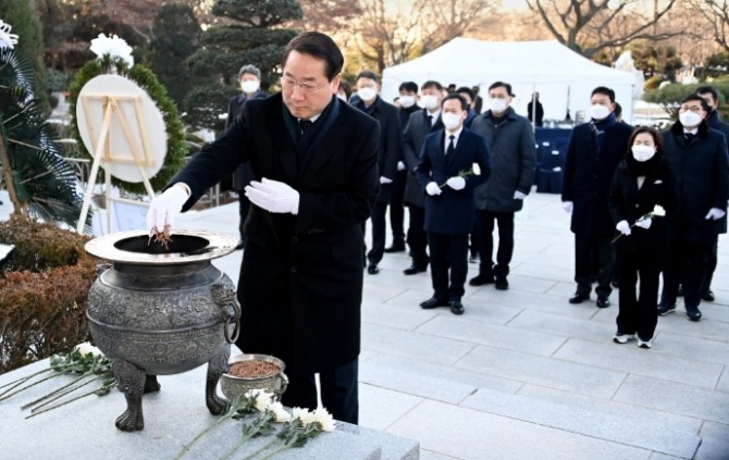 유정복 인천시장이 현충탑 참배로 올해 업무를 시작하고 있다. 사진=인천시