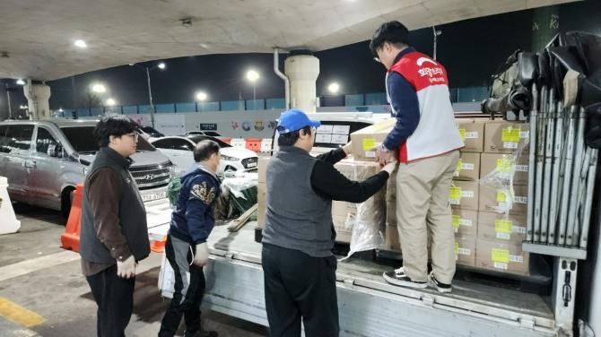 제주항공 여객기 사고 지원을 위해 전남 무안 국제공항에 도착한 희망브리지 구호물품 /사진=희망브리지