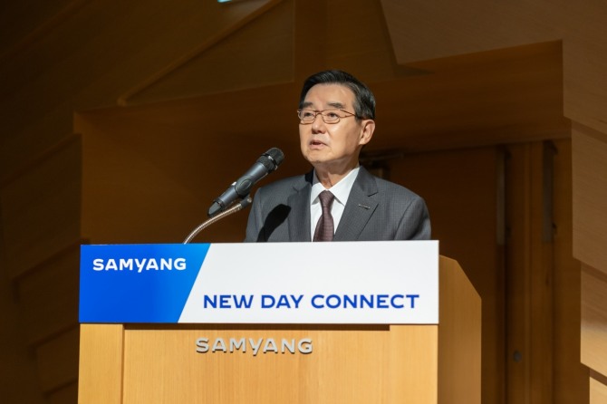  2일 판교 디스커버리센터에서 열린 ‘2025년 삼양 NEW DAY CONNECT’에서 삼양홀딩스 김윤 회장이 임직원들에게 신년 메시지를 전하고 있다. /사진=바카라 카지노