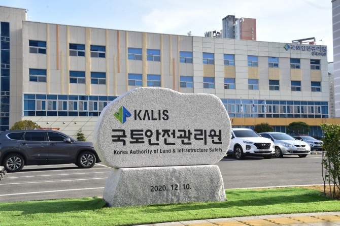 국토안전관리원은 지난달 31일 ‘추락사고 예방을 위한 아이디어 대국민 공모전’을 개최한 결과 모두 20건의 수상작이 선정됐다. 사진=국토안전관리원