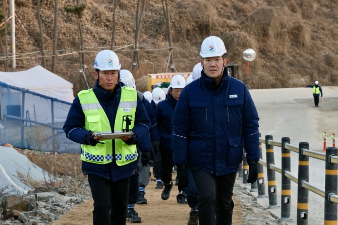 2일 허윤홍 GS건설 대표가 충남 서산 대산임해공업용수도 건설공사 현장을 둘러보고 있다. 사진=GS건설