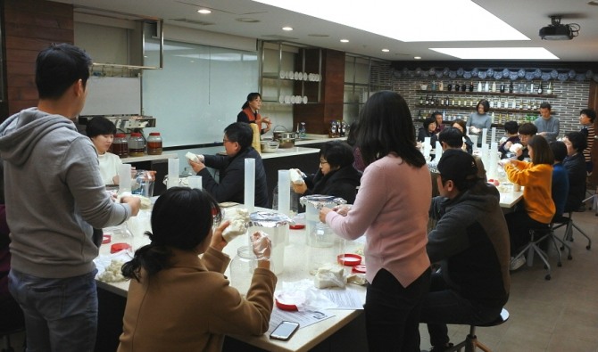 국순당은 민족 명절인 설을 앞두고 전통 차례주를 내가 직접 빚어볼 수 있는 ‘설맞이 차례주 빚기 교실’ 행사를 진행한다. 사진=국순당