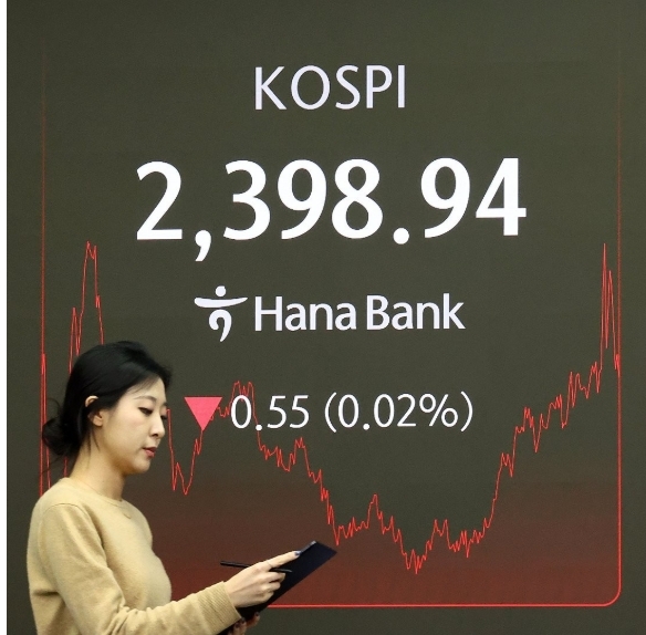 2일 오후 서울 중구 하나은행 본점 딜링룸 현황판에 코스피 지수가 표시되고 있다. 사진=연합뉴스