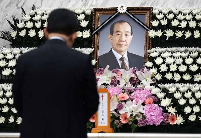 30일 오후 서울 서대문구 세브란스병원 장례식장에 마련된 고 김수한 전 국회의장의 빈소에 고인의 영정이 놓여있다. 고인은 7대 국회를 시작으로 6선 의원을 지냈고, 15대 국회 전반기인 1996∼1998년 국회의장을 역임했다. 사진=연합