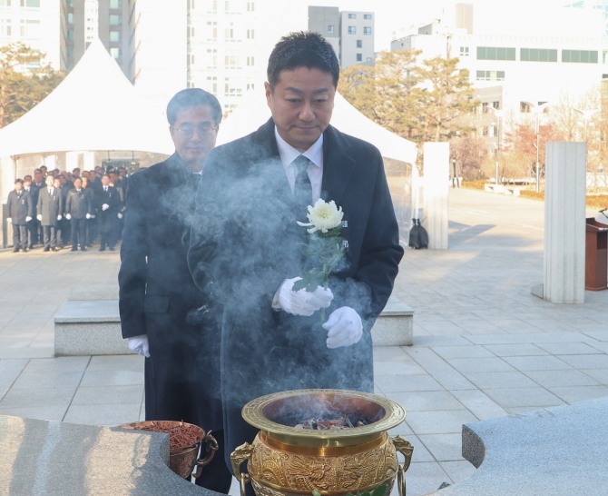 2일 김진경 경기도의회 의장이 새해를 맞아 수원시 팔달구 동수원로에 있는 현충탑을 참배하고 있다. 사진=경기도의회