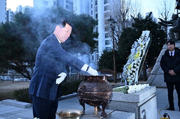 지난 2일 백경현 구리시장이 인창중앙공원 현충탑에서 2025년 을사년 신년참배 행사에 참가하고 있다. 사진=구리시