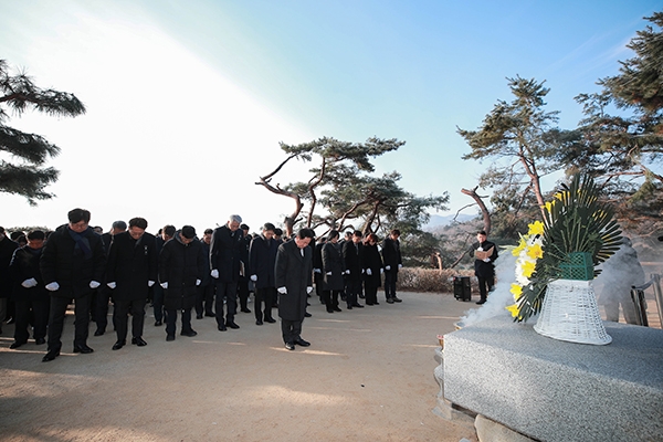 지난 2일 주광덕 남양주시장이 새해를 맞아 현충탑·정약용 묘역 에서 참배하고 있다. 사진=남양주시